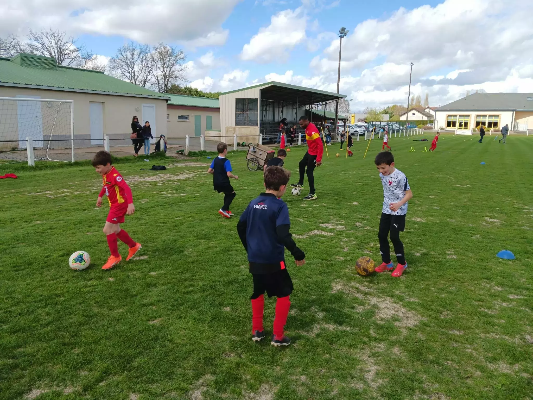 Football un entra nement avec les pros pour les jeunes de Breil